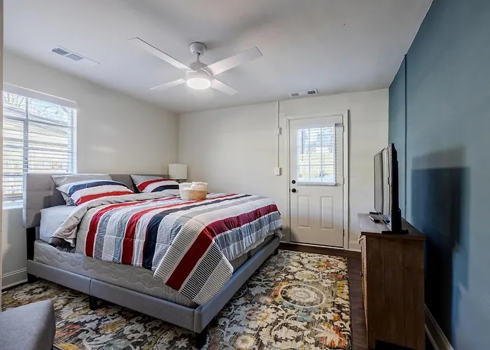 5 Min Grant Park With Fenced Yard Parking Pet Friendly