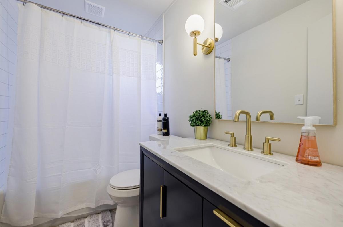 5 Min Grant Park With Fenced Yard Parking Pet Friendly *